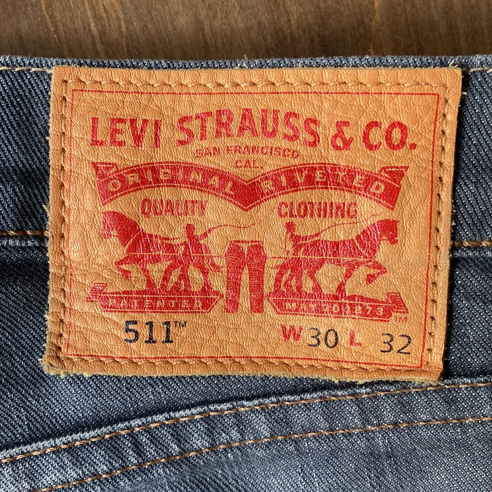 Säljer min riktigt fina levis jeans i toppskick! Den har en speciell marinblå/ grå färg som passar till allt. Tveka inte med att ställa frågor🤝 pris kan diskuteras vid snabb affär.. Jeans & Byxor.