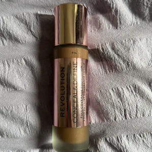 Foundation  - Köpte fel färg.  Full coverage foundation, F14 