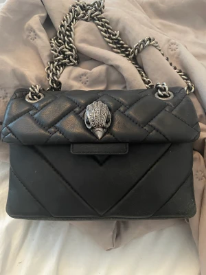 Kurt Geiger  - Lite slitningar: se bild 2 och 3 därav priset. Slitningarna är på baksidan så det är inget man lägger märke till, frakt ingår inte ❤️ kan också tänka mig byta mot någon väska 