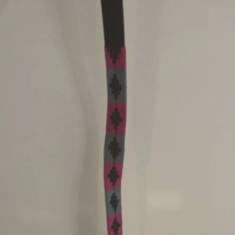 Säljer detta rosa & grå Maya Delorez skärp. Det är använt men syns inte utan ser nästan nytt ut. Är i längden 80 cm! Kollade på deras hemsida och tror ej att denna färg finns att köpa! Men är det något annat du vill veta så meddela mig! :). Övrigt.