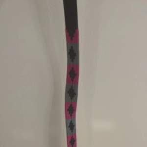 Säljer detta rosa & grå Maya Delorez skärp. Det är använt men syns inte utan ser nästan nytt ut. Är i längden 80 cm! Kollade på deras hemsida och tror ej att denna färg finns att köpa! Men är det något annat du vill veta så meddela mig! :)