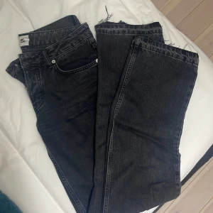 lågmidjade jeans - Lågmidjade jeans i urtvättad svart från lager 157, bra skick! De är sprättade längst ner för att bli lite längre, jag är 169!💞Skriv för fler bilder! 