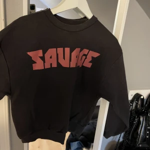 Sweatshirt - sweatshirt med tryck! Lite ”smuts” svart i färgen.