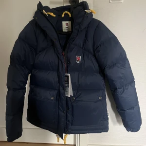 Fjällräven jacka - Helt ny fjällräven jacka, aldrig använd och prislappen är kvar. Säljer pga jag redan har en svart sen förra året! Skriv för fler bilder elr info, pris kan disskuteras!❤️‍🔥