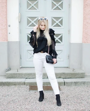 Svart volangblus  - Svart volangblus från Pimkie, storlek S. 