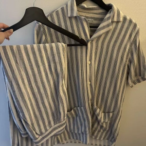 Zara dress - Riktigt snygg zara dress köpt i somras men aldrig kommit till användning, endast testad! Tveka ej på att höra av dig vid minsta fundering!