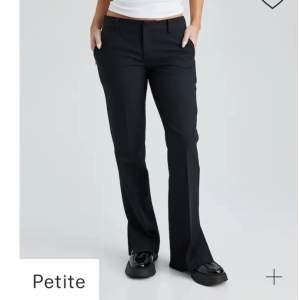 Ett par helt oanvända lågmidjade kostymbyxor ifrån BikBok💕🙌Moddeln heter PW Vera Petite med låg midja😃ordinarie pris 499kr!!