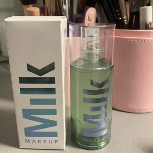 Milk makeup hydrogrip primer - Säljer denna nästintill oanvända hydrogrip primer från milk makeup då jag har flera primers. Originalförpackning medföljer, nypris 550kr, mitt pris 350💘