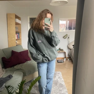 Hoodie urban outfitters - Supermysig och gullig hoodie från urban outfitters i världens finaste gröna färg säljs för 300kr, nypris var 600kr. Perfekt nu till hösten! Hoodien är i storlek S/M men sitter perfekt på mig som ofta bär XS/S
