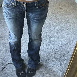 Ett par lågmidjade bootcut jeans!💗Super bra skick! Säljer för att de tyvärr inte kommer till användning längre. Från början storlek 28 men de har krympt i tvätten och skulle säga att de är 27/28💗
