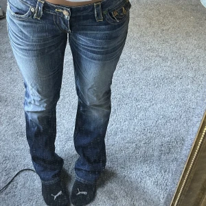 Lågmidjade jeans - Ett par lågmidjade bootcut jeans!💗Super bra skick! Säljer för att de tyvärr inte kommer till användning längre. Från början storlek 28 men de har krympt i tvätten och skulle säga att de är 27/28💗