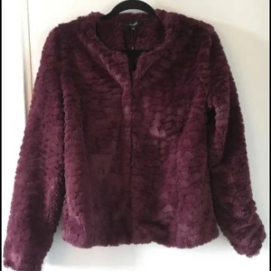 Jacka fuskpäls  - Mysig vinröd jacka med fuskpäls  En av de övre knapparna saknas men inget som stört mig