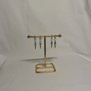 StilSthlm  - Helt otroliga snygga örhängen! Finns i silver och guld.  Köp för 99kr/st Eller 179kr/paret. Modell 116.  Smyckes ställningen finns även att köpa för 299kr!