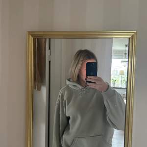 Säljer denna ljusgröna hoodie från bikbok!! Bra skick och inga defekter. Slutsåld färg💘