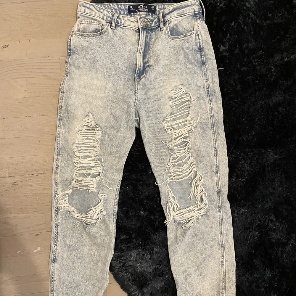 Jeansen är från Hollister och är i gott skick. Köptes för några år sedan men har knappt använts.. Jeans & Byxor.