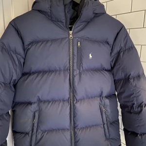 Ralph lauren jacka - Superfin mörkblå trendig jacka från ralph lauren. Knappts använd pågrund av att den är för liten för mig. Därav är den i nyskick! Storleken är L barn (160-180cm) men skulle säga att den sitter som en xs-s i vanlig storlek!💓💓