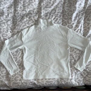 Långärmad varm turtleneck - Köpt från Ginatricot 🌸 Håller värmen bra även om den inte är överdrivet tjock, kommer tyvärr ej till användning för mig! Pytteliten tova längst ner på tröjan (verkligen typ 0.5cm), kan skicka bild på tovan vid behov 🩷