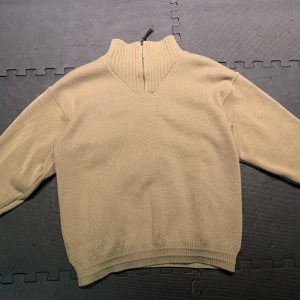 Beige Jack kofta - Den är nästan helt ny och jag säljer den för att jag inte gillar den. Sick är 10/10. Innerlaget har samma material som en jacka och den är väldigt tjock så den fungerar som en jacka. Sicka medsökande för mer info!