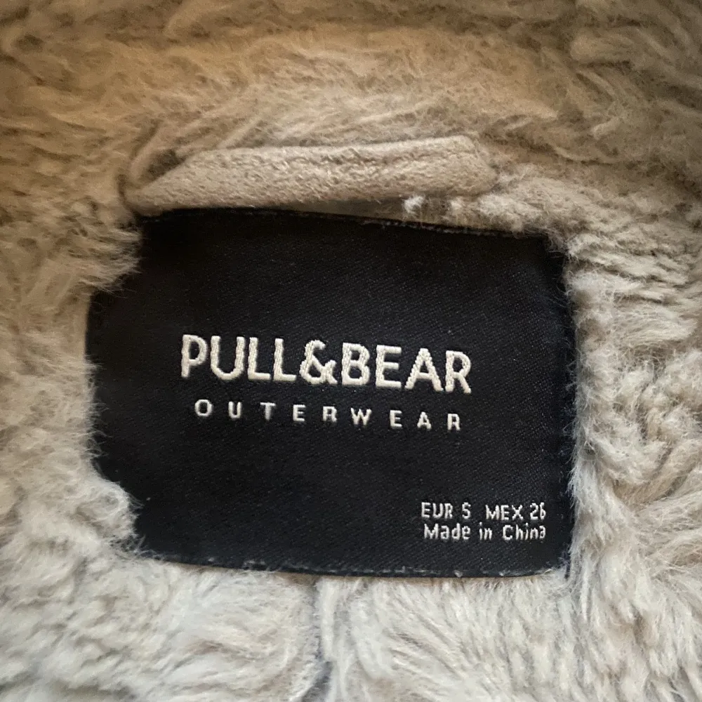 Säljer en super snygg höst jacka från Pull&Bear i storlek S, skulle rekommendera den för någon som vanligtvis har storlek xs om man vill ha den lite mer baggy!🙌🏼 Hör av dig vid frågor!💕. Jackor.