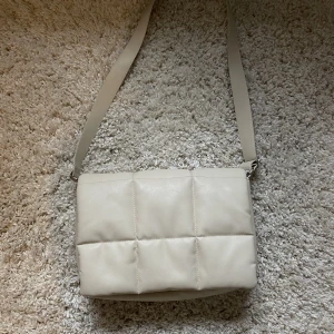 Puffer Väska - Väska från Monki perfekt till vintern💓  Köpt för ett år sen men aldrig användt, prislapp finns kvar. Kontakta mig om du har frågor eller vill ha fler bilder💓                 ↔️Bredd: 31cm ↕️Längd: 21 cm