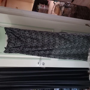 Fin klänning - En lång fin klänning som är använd tre gånger. Den har en slit i sidan och är strapless. Den är tunn och bör användas på sommaren. 