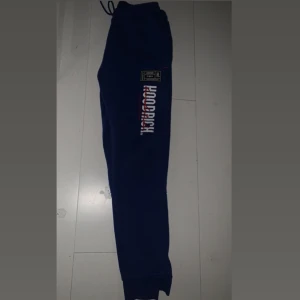 Hoodrich  - Hoodrich tracksuit, väldigt skön till vintern. Som ny, har inte använts mycket alls! (Inga byten)