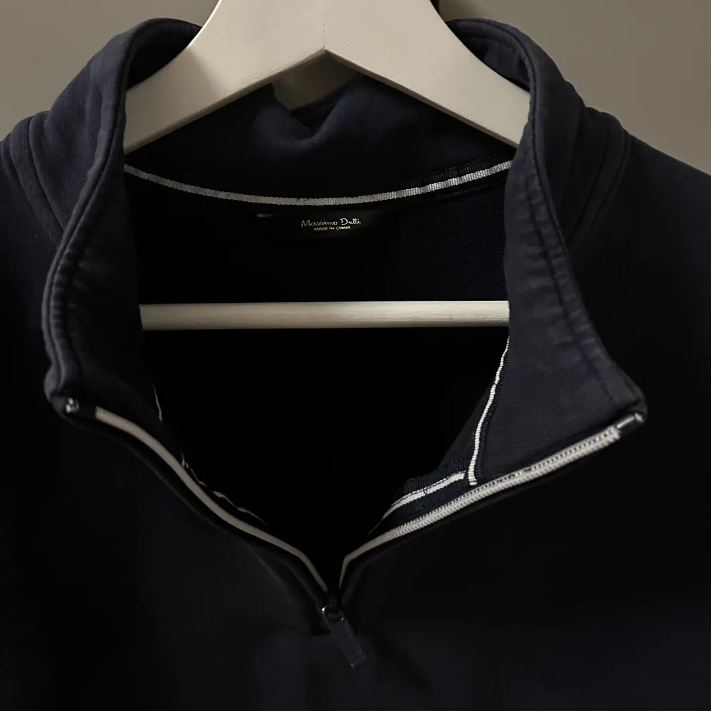 En modern half zip från Massimo Dutti. Är i väldigt bra skick, har använt den ett fåtal gånger.. Tröjor & Koftor.