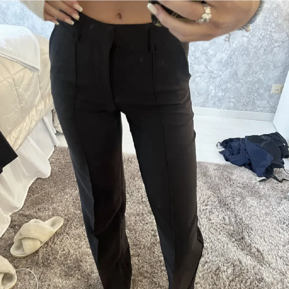 Svarta kostymbyxor från Madlady, modell Sally, aldrig använda, storlek 34 Tall💗 frakt ingår ej. Jeans & Byxor.