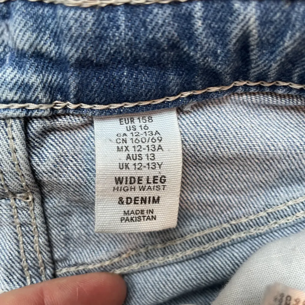 Coola jeans med hål i ifrån H&M i storlek 158 (sitter som 170/S) Kostar 25kr. Hör av dig ifall du undrar nåt 💗. Jeans & Byxor.