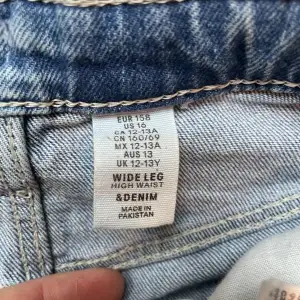 Coola jeans med hål i ifrån H&M i storlek 158 (sitter som 170/S) Kostar 25kr. Hör av dig ifall du undrar nåt 💗