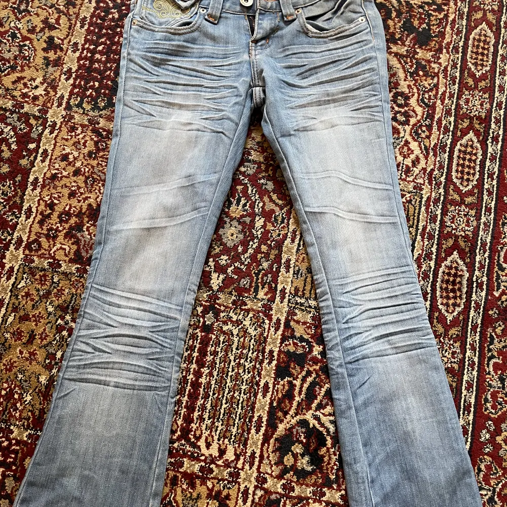 Säljer dessa ASS balla jeans som jag köpte på plick. Dessvärre för små för mig,och hoppas nu att någon annan kan få använd av dom💗 storleken är 34 men skulle säga att det är w25,jag är storlek W26 och dom är lite för små för mig. Jeans & Byxor.