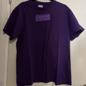 Lila T-shirt  - Jätte stark lila färg. Cool. Fin till allt.