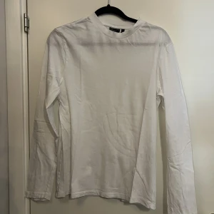Vanlig vit långärmad tröja  - Nästan aldrig använd. 2xs. Slim.