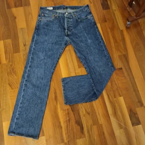 Levis 501 W31 L30 - Säljer ett par 501 i gott skick 4/5. Nypris 1110 sek.