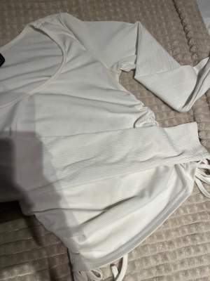 Vanlig vit tröja med scrunch på sidorna 