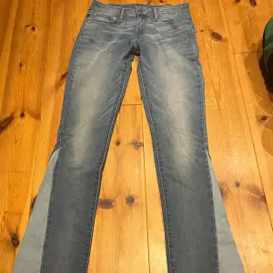 Blåa jeans från Levis. Dom var skinny Low waisted inann men sydde dom till bootcut. Nästan alldrig använda. Midja 27.  Kan gå ned i pris vid snabba köp ❤️❤️