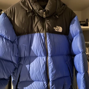 The north face jacka  - Säljer en the north face jacka  1 liten flaw kom pm för Bild annars fint skick 