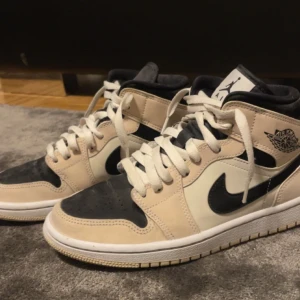 Jordan 1 mid - Så snygga beiga jordan 1 mid som knappast har använts! (Äkta)❤️🥰