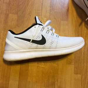 Oanvända Nike skor - Helt oanvända (enbart testade) Nike running skor. Perfekt att ha till vardags med de extra mjuka sulorna. 