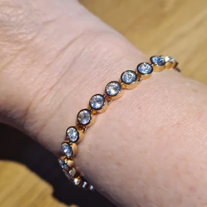 Swarovski-armband - Guldpläterat med vita Swarovski-kristaller. Aldrig använt.