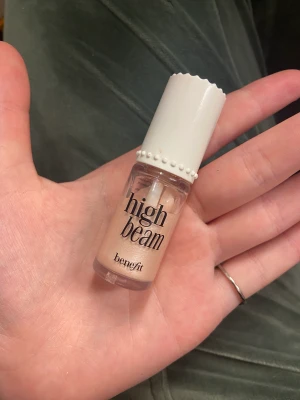 Benefit highlighter  - Hej! Jag säljer denna highlightern ifrån Benefit i färgen ”satiny pink”. Den är använd Max tre gånger. Nypris: 259 mitt pris: 100