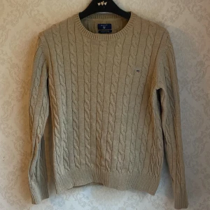 GANT stickad - Unik stickad Gant tröja i beige färg🎨  Självklart i väldigt bra skick✅