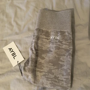 Aybl tights  - Gråa Aybl Tights i nyskick. Beställde de för ca ett halvår sedan och glömde returnera dem då de va för små.