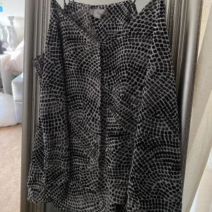 Basic topp/linne - Minns ej vart denna är köpt🤍 väldigt skönt material, 