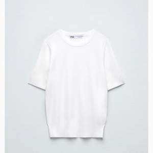 Säljer denna stickade tshirt från zara som är oanvänd. Frakt tillkommer!💗