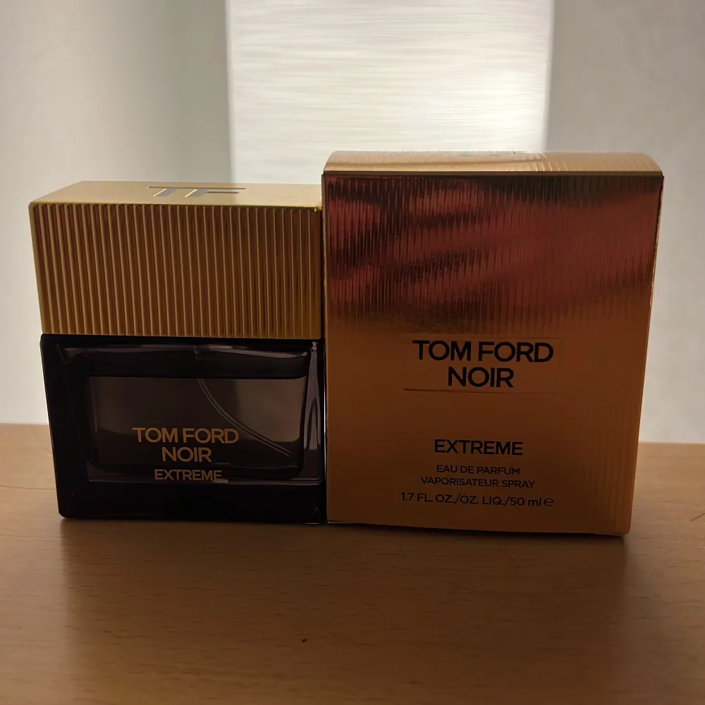 Tom Ford Noir Extreme EdP.  Kostar ca 1200kr ny och det är ungefär 40-45/50ml kvar.. Accessoarer.