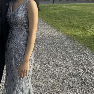 Förlovnings klänning  - Säljer min förlovningsklänning som jag endast använde i ett par timmar. Inga skador, priset kan diskuteras. 