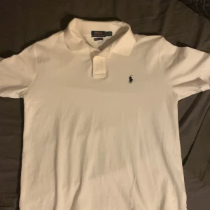 Polo Ralph Lauren Polotröja Piké Vit - Tjena säljer en snygg polo tröja storlek S men den sitter rätt så luftigt, skulle säga M för att vara ärlig. Tvär snygg jätte clean köp när som helst Mvh Sebbe