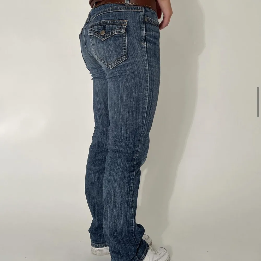 Säljer dessa super fina jeans med så fina fickor där bak. Bara testat jeansen men aldrig använda ute men köpte vintage så ingen lapp. (Lånade bilder). Jeans & Byxor.