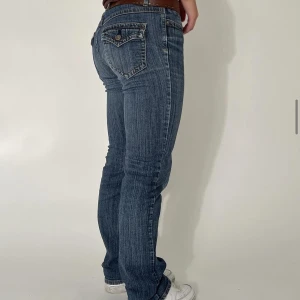 Jeans - Säljer dessa super fina jeans med så fina fickor där bak. Bara testat jeansen men aldrig använda ute men köpte vintage så ingen lapp. (Lånade bilder)